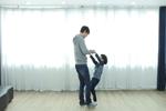 엄마, 아빠 발등을 타고 걸어요.